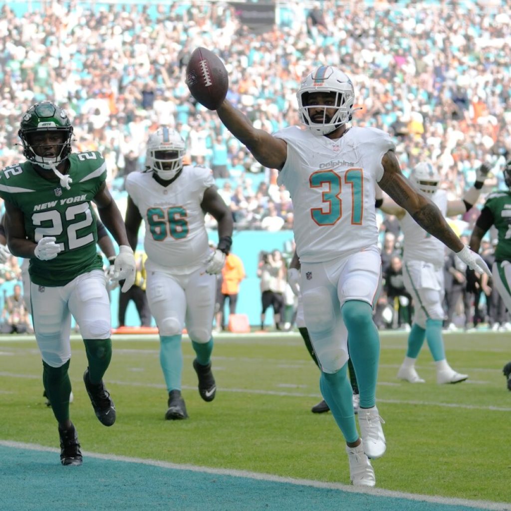 Mostert, Tagovailoa lead Dolphins to a 30-0 victory over the Jets without Tyreek Hill | AP News