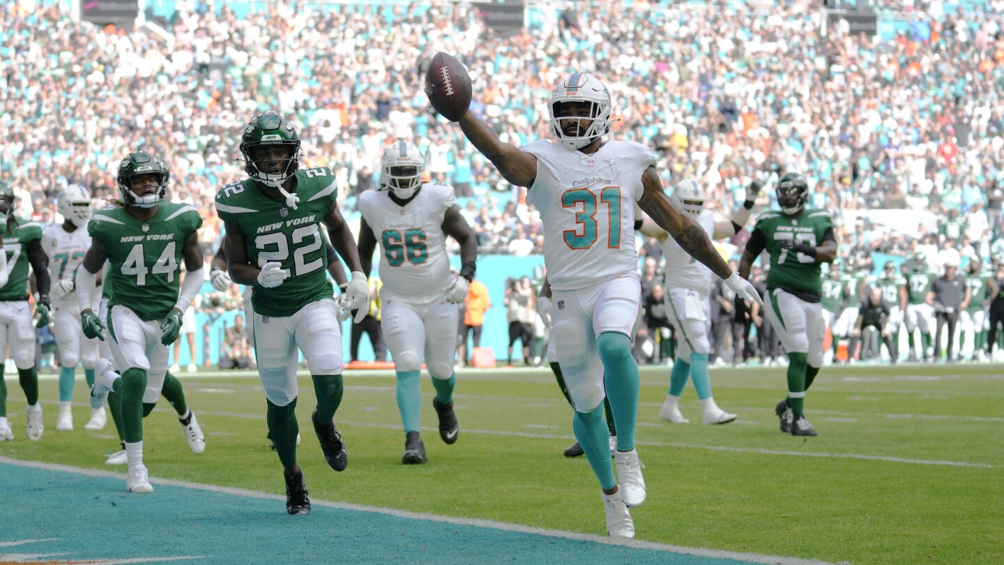 Mostert, Tagovailoa lead Dolphins to a 30-0 victory over the Jets without Tyreek Hill | AP News