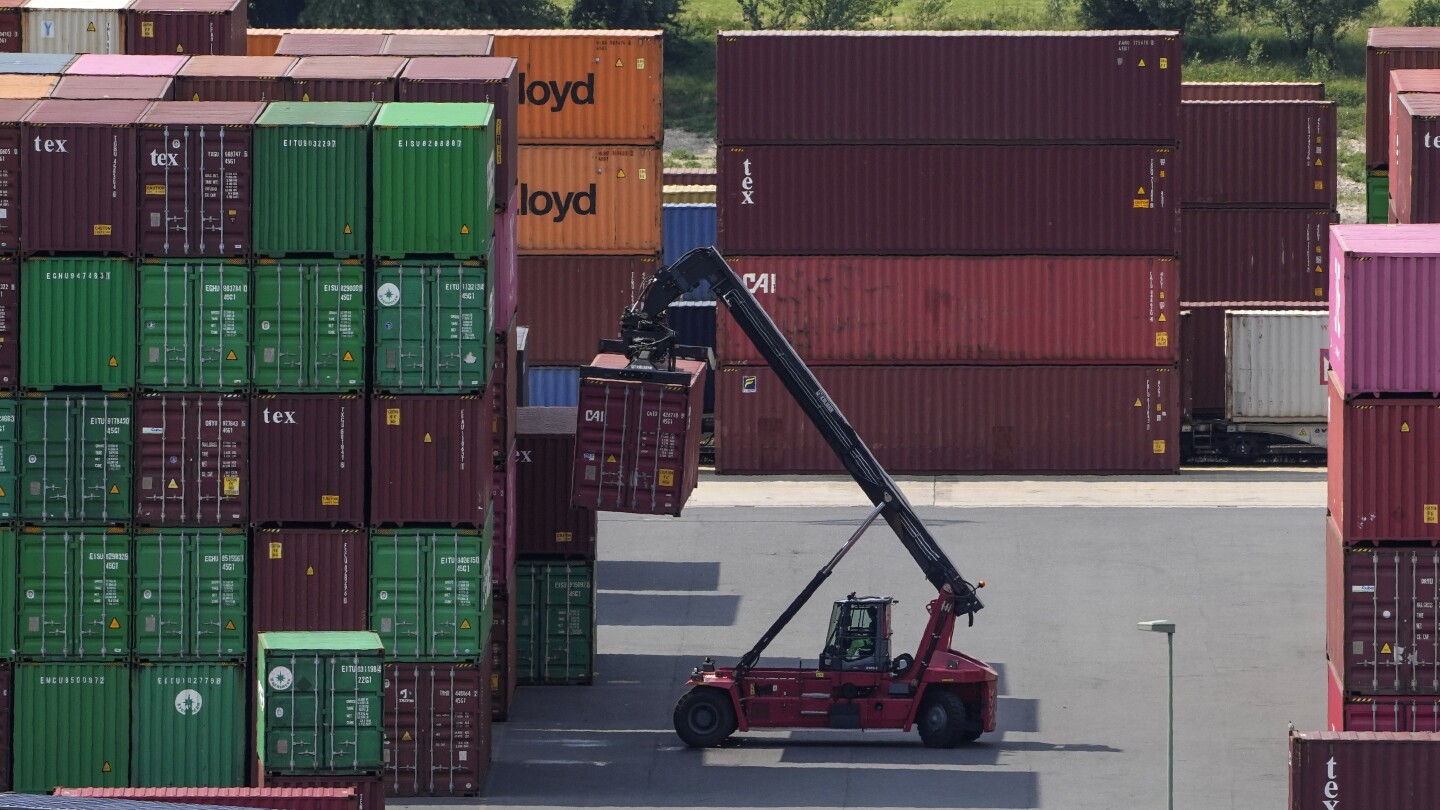 Germany’s economy seen shrinking again in the current quarter as business confidence declines | AP News