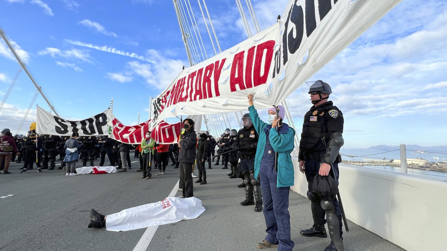 San Francisco prosecutors begin charging 80 protesters who blocked bridge while demanding cease-fire | AP News