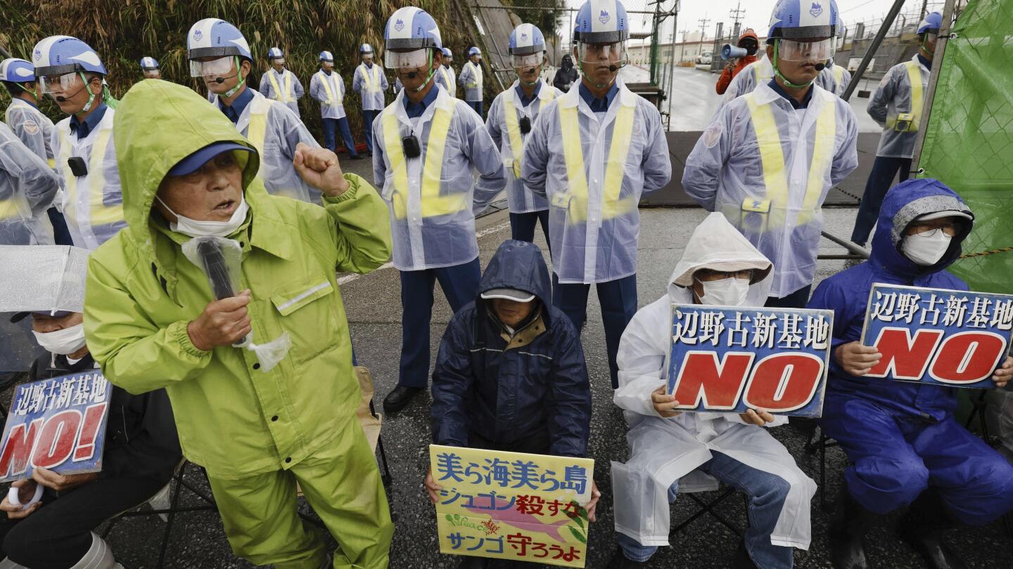 A Japan court orders Okinawa to approve a modified plan to build runways for US Marine Corps | AP News