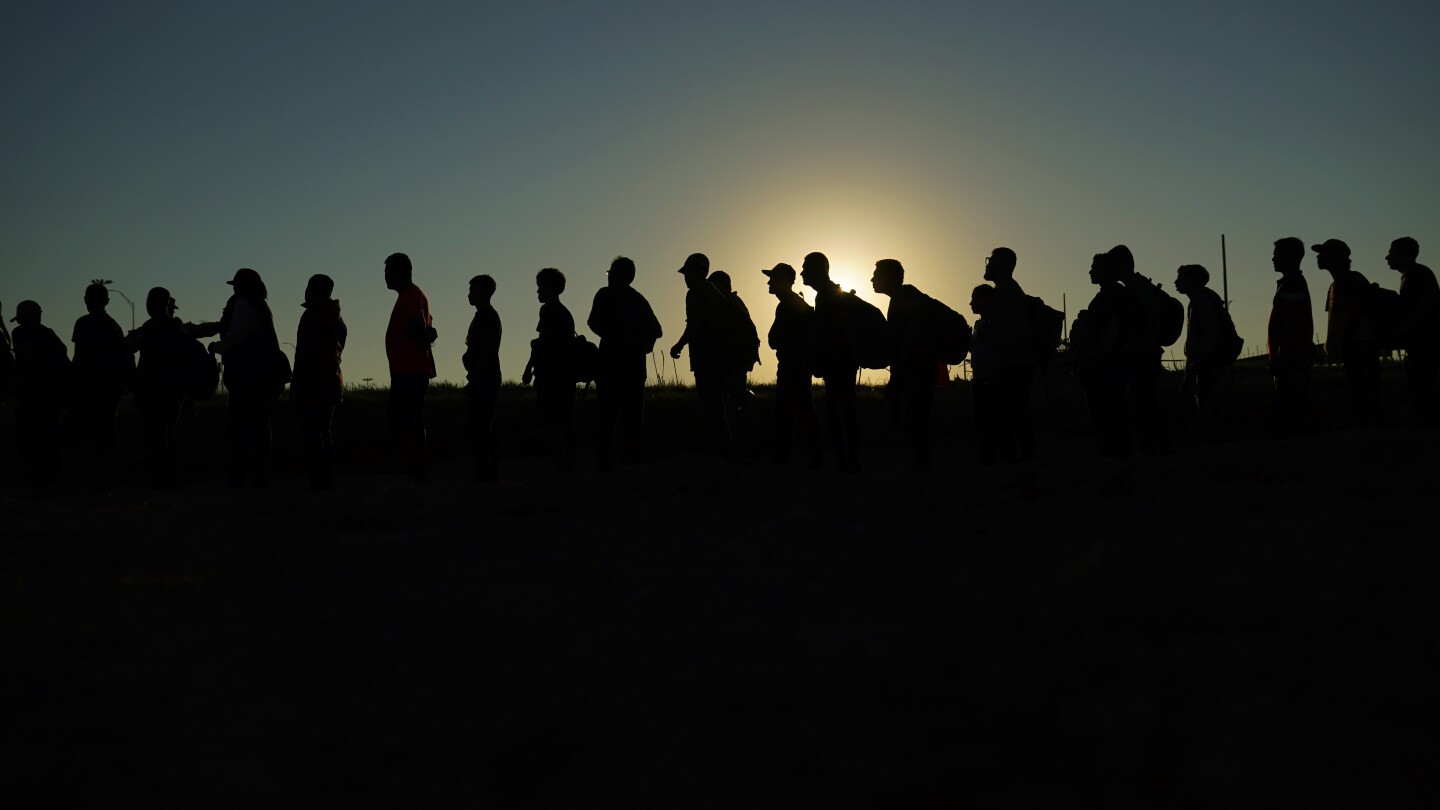 Texas begins flying migrants from US-Mexico border to Chicago | AP News