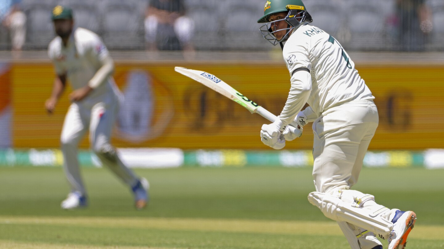 Australia batter Khawaja reprimanded by ICC over black armband to support Palestinians in Gaza | AP News