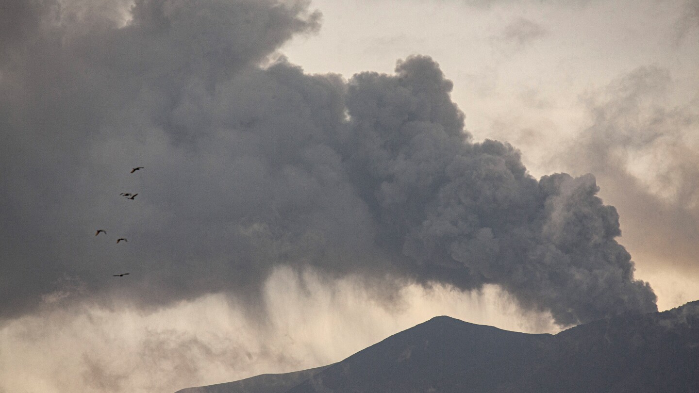 Ash from Indonesia’s Marapi volcano forces airport to close and stops flights | AP News