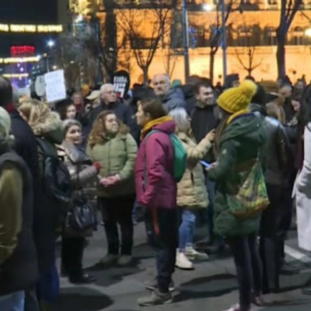 Veselinović na protestu ispred RIK: Vlast razbojništvom otimala glasove