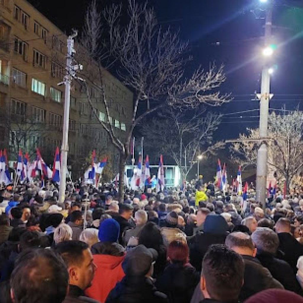 Građani razbijaju stakla na vratima Skupštine grada, policija ih prskala biber sprejem