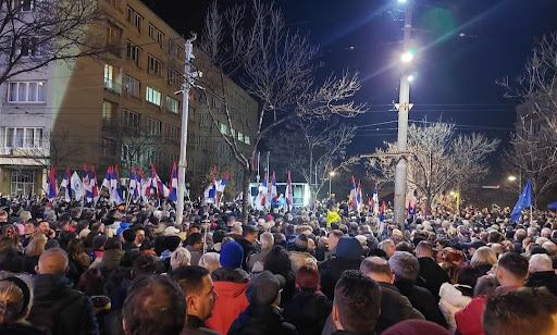 Građani razbijaju stakla na vratima Skupštine grada, policija ih prskala biber sprejem