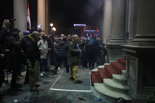 Rojters i AP: Policija koristila biber sprej da spreči upad demonstranata u Skupštinu Beograda