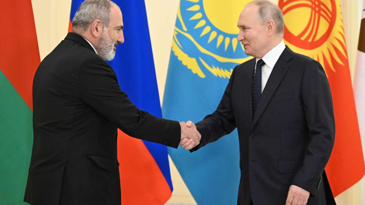 Armenian leader travels to Russia despite tensions and promises economic bloc cooperation | AP News