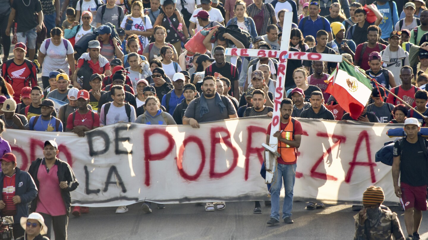 Migrant caravan in southern Mexico marks Christmas Day by trudging onward | AP News