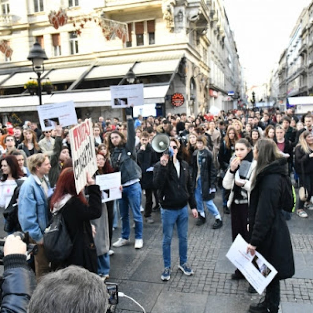 Mladi sa građanima razgovaraju o izborima u centru Beograda