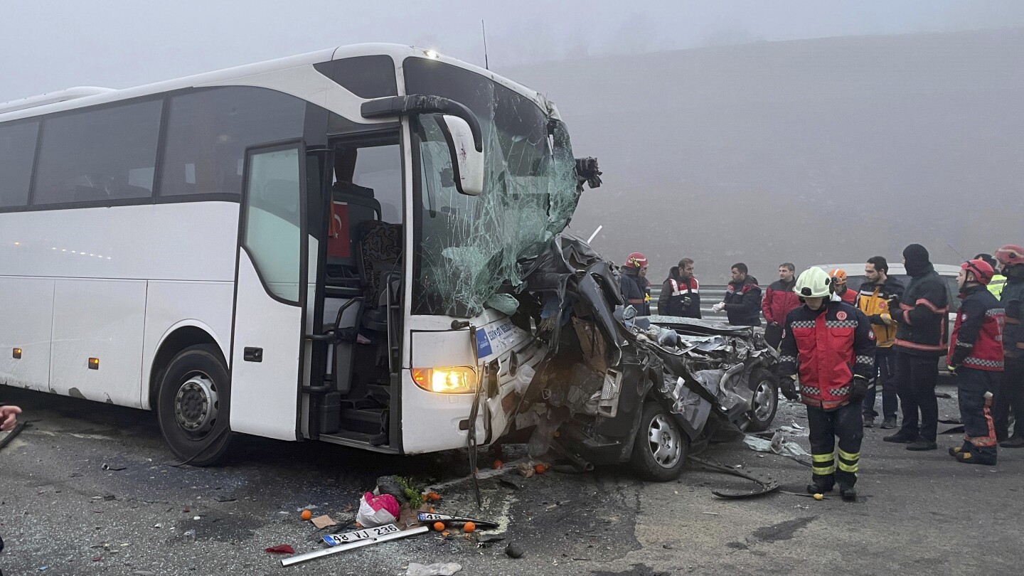 Turkey: Chain-reaction crash in dense fog kills 10 on a motorway | AP News