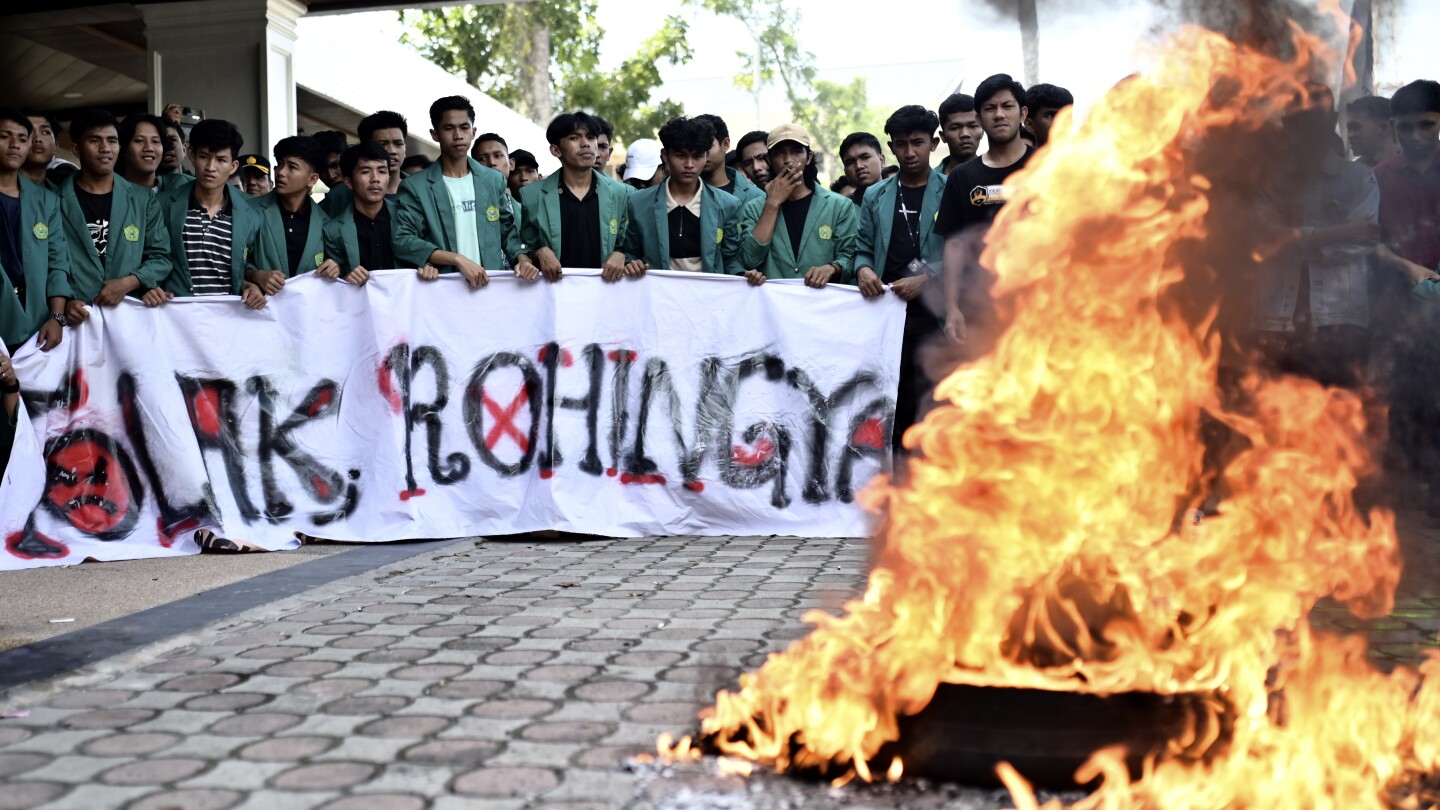 Indonesia’s navy pushes a boat suspected of carrying Rohingya refugees out of its waters | AP News