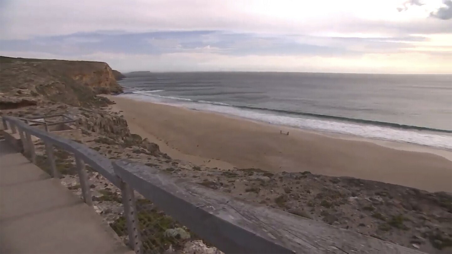 15-year-old surfer dies in South Australia state’s third fatal shark attack since May | AP News