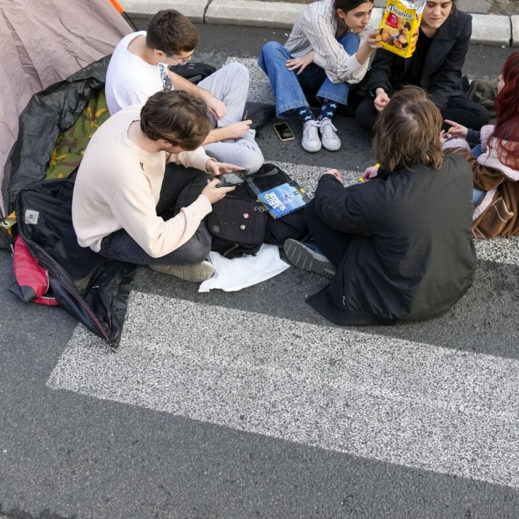 Students launch 24-hour traffic blockade in Serbia’s capital ahead of weekend election protest | AP News