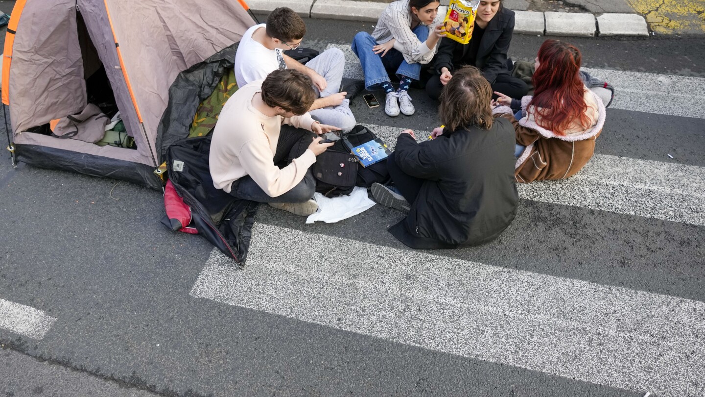 Students launch 24-hour traffic blockade in Serbia’s capital ahead of weekend election protest | AP News