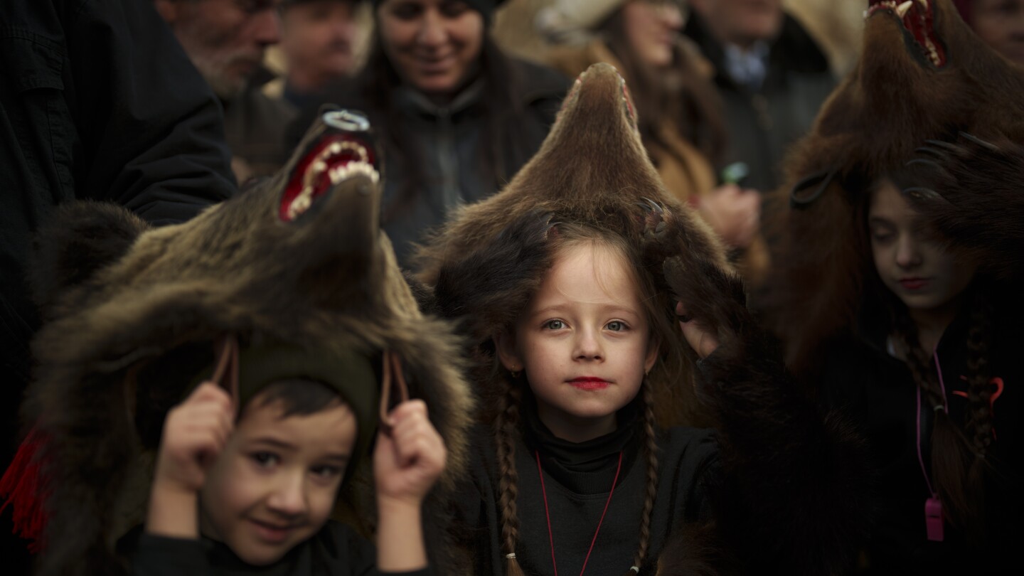 AP PHOTOS: In Romania, hundreds dance in bear skins for festive ‘dancing bear festival’ | AP News