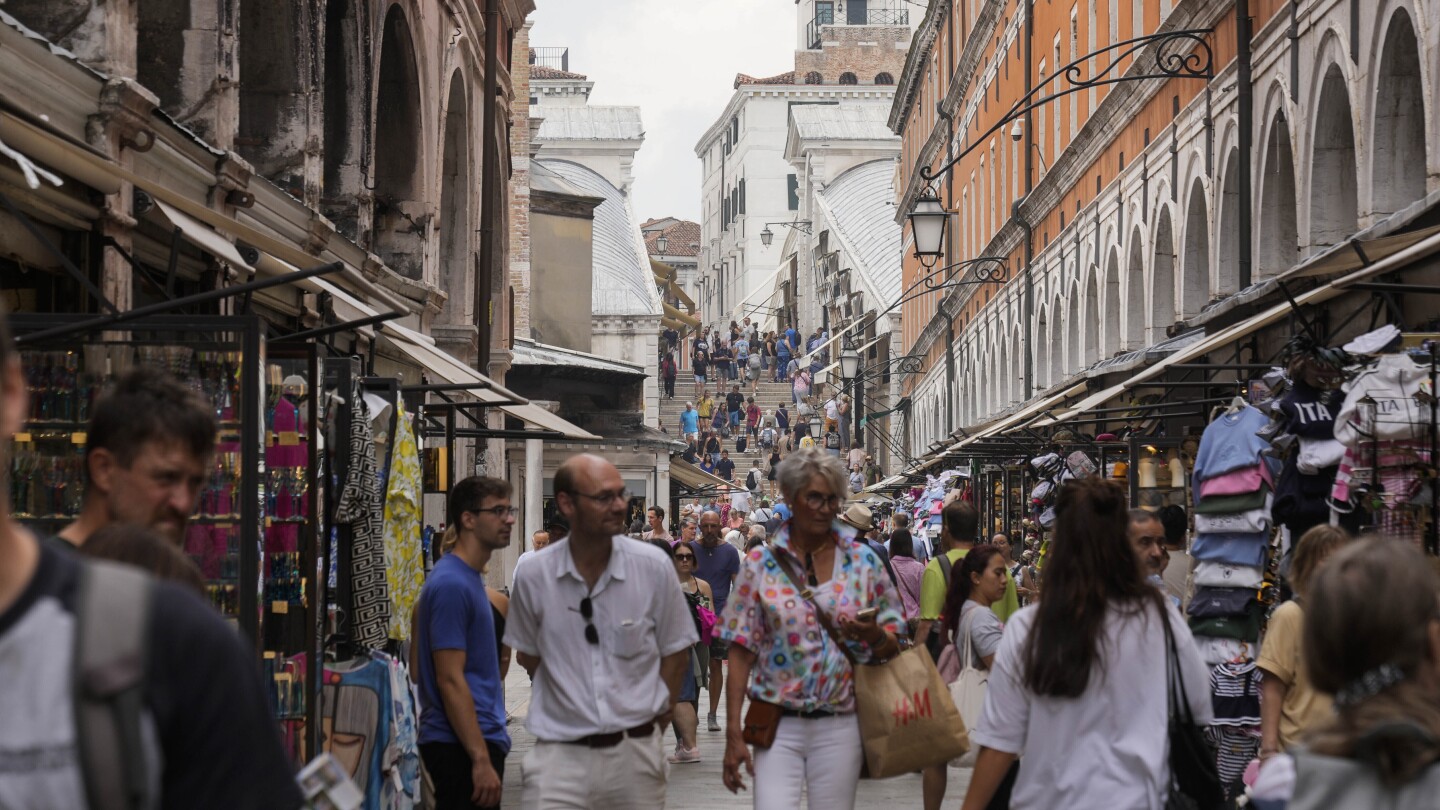 Venice is limiting tourist groups to 25 people starting in June to protect the popular lagoon city | AP News