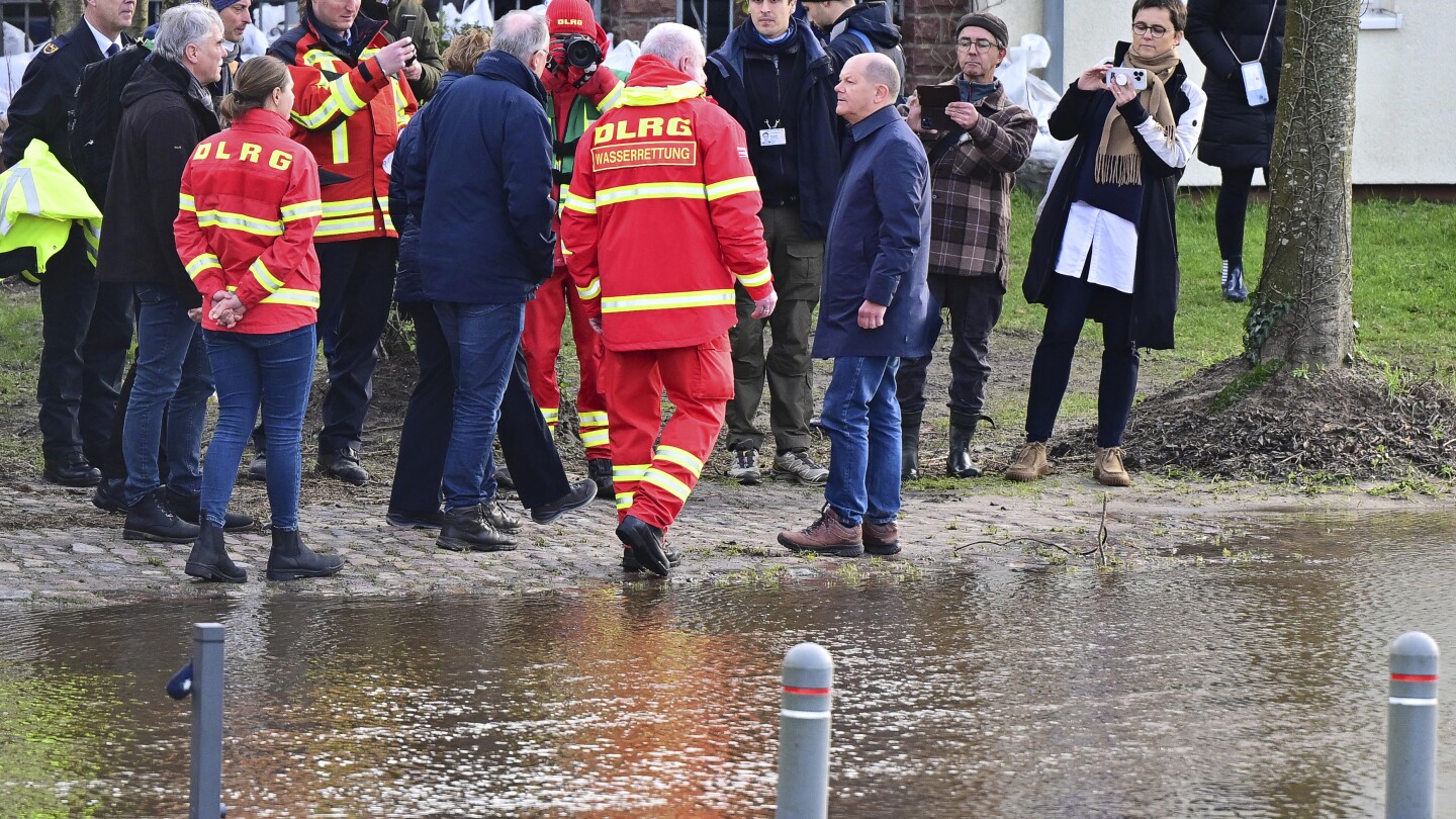 German chancellor tours flooded regions in the northwest, praises authorities and volunteers | AP News