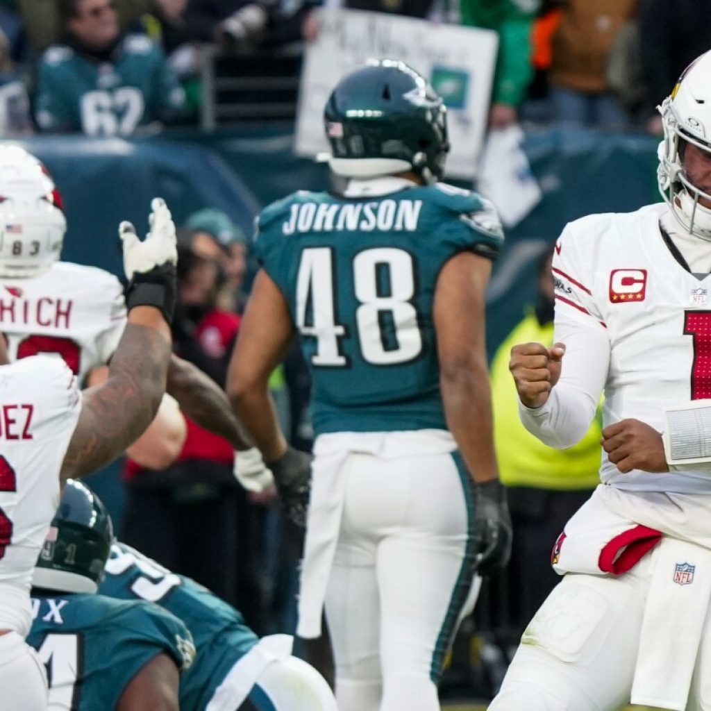 Kyler Murray throws 3 TD passes as Cardinals rally past Eagles, disrupt Philly’s playoff path | AP News