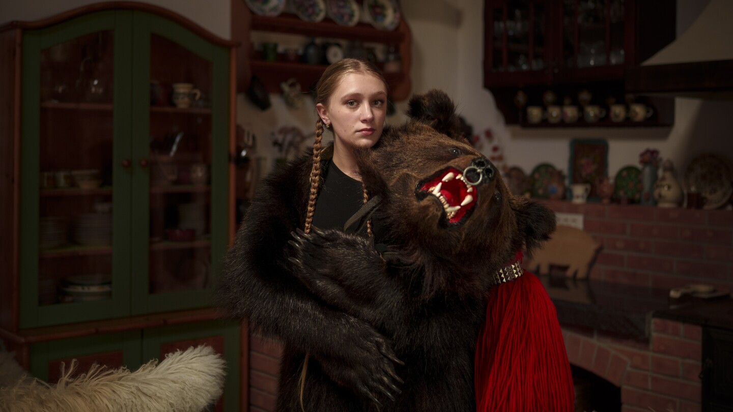 AP PHOTOS: Dancing with the bears lives on as a unique custom in Romania | AP News