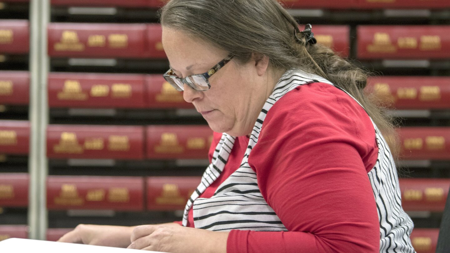 Judge: Kim Davis, ex-clerk who refused to issue marriage licenses, must pay $260,000 | AP News