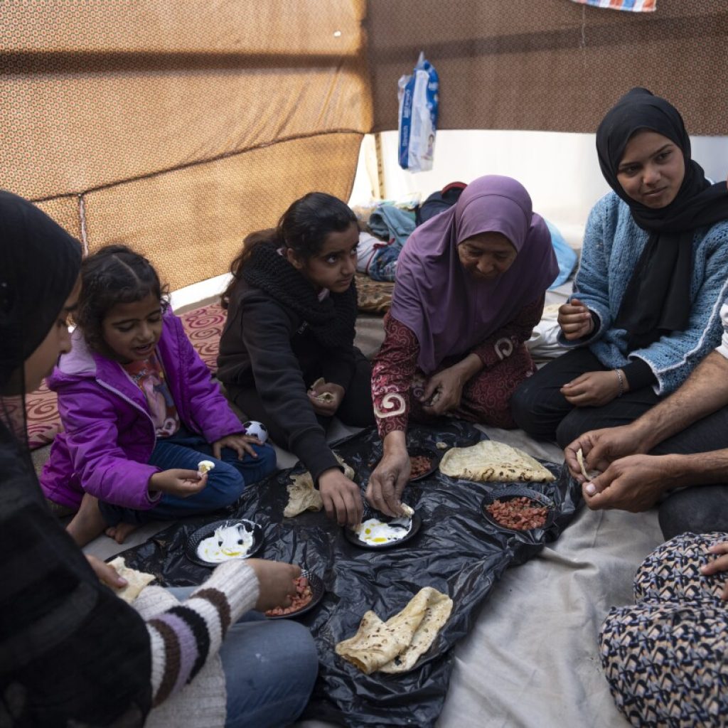 Israel-Hamas war: Gaza families search desperately for food and water | AP News