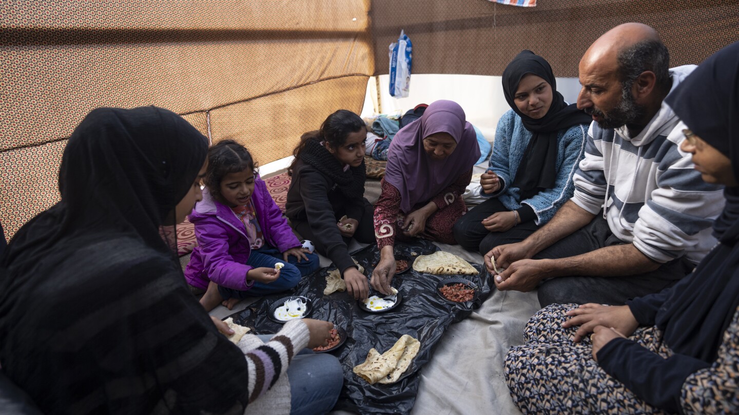 Israel-Hamas war: Gaza families search desperately for food and water | AP News