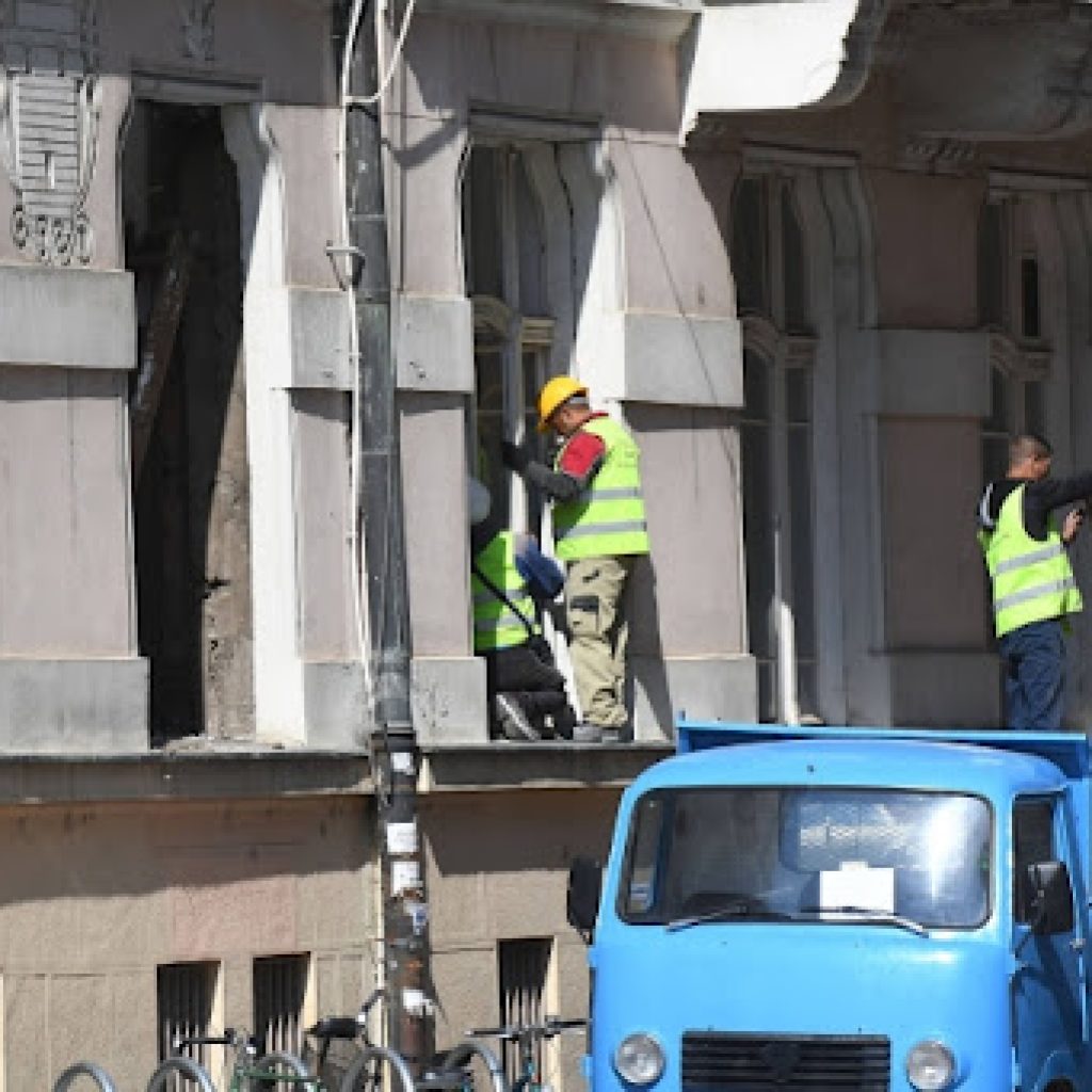 Forbs: Srbiji nedostaju niskokvalifikovani i visokokvalifikovani radnici