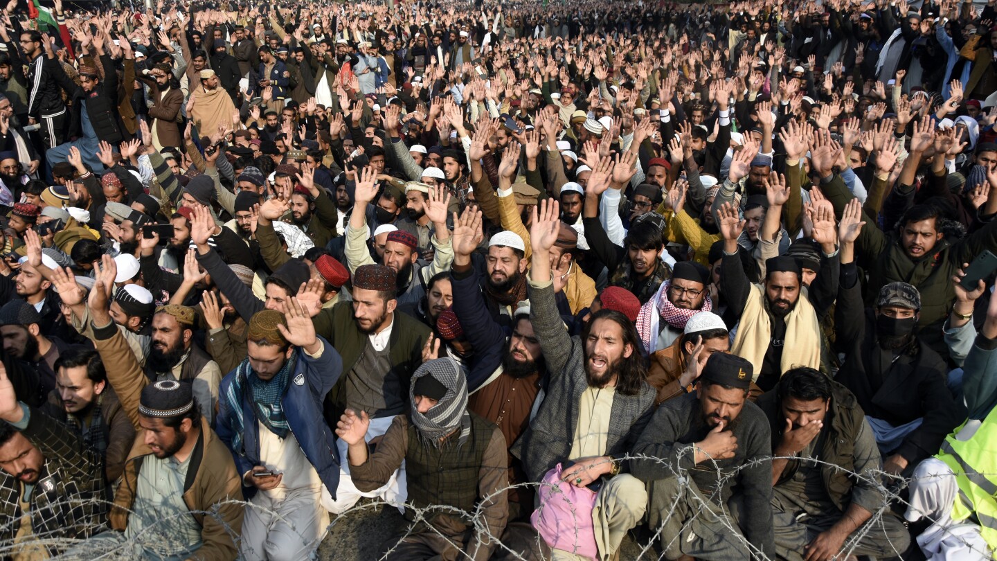 Thousands of mourners in Islamabad attend funeral for Pakistani cleric gunned down in broad daylight | AP News