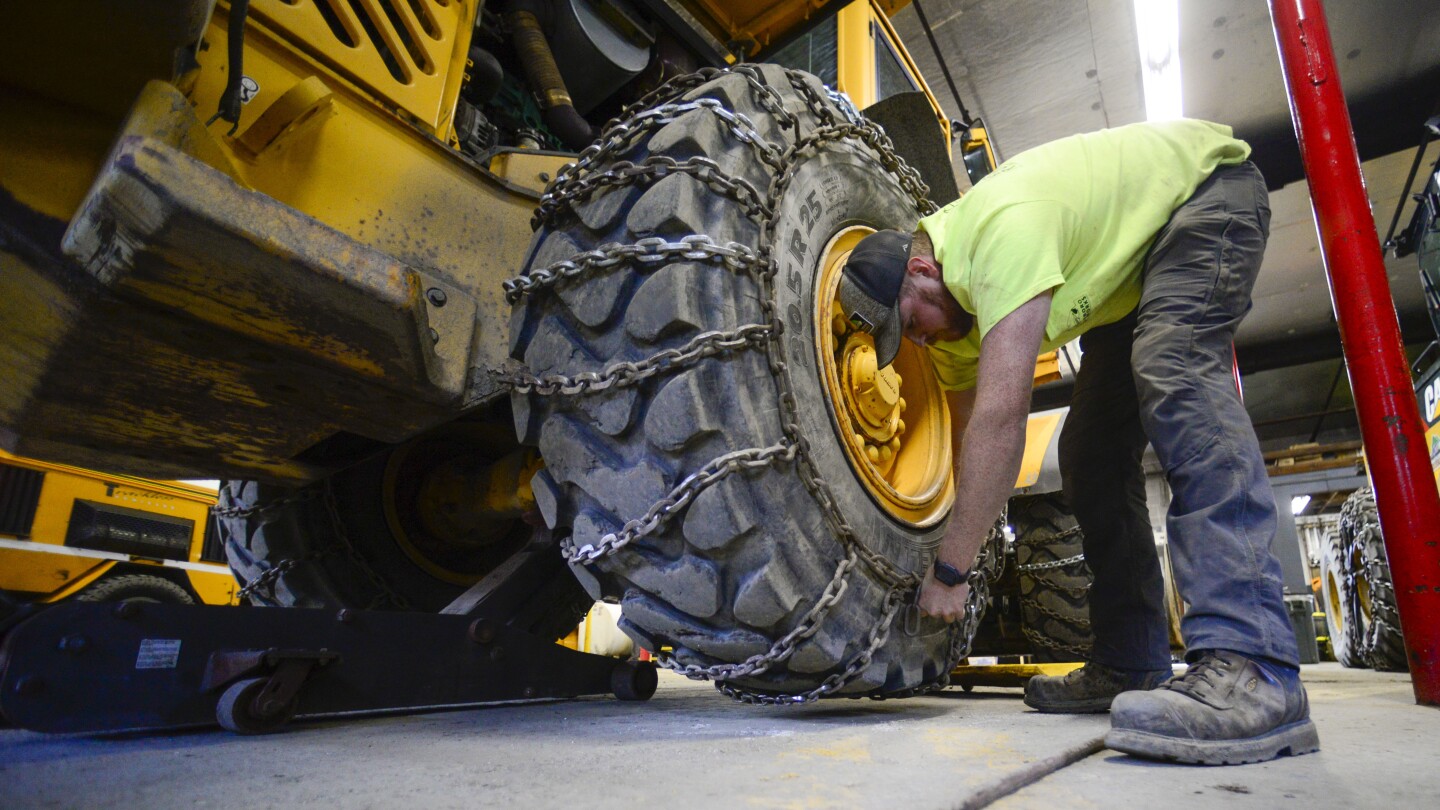 The US northeast is preparing for a weekend storm that threatens to dump snow, rain, and ice | AP News