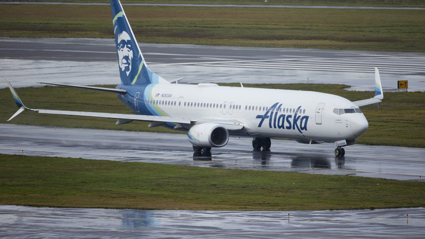 Alaska Airlines again grounds all Boeing 737 Max 9 jetliners  | AP News