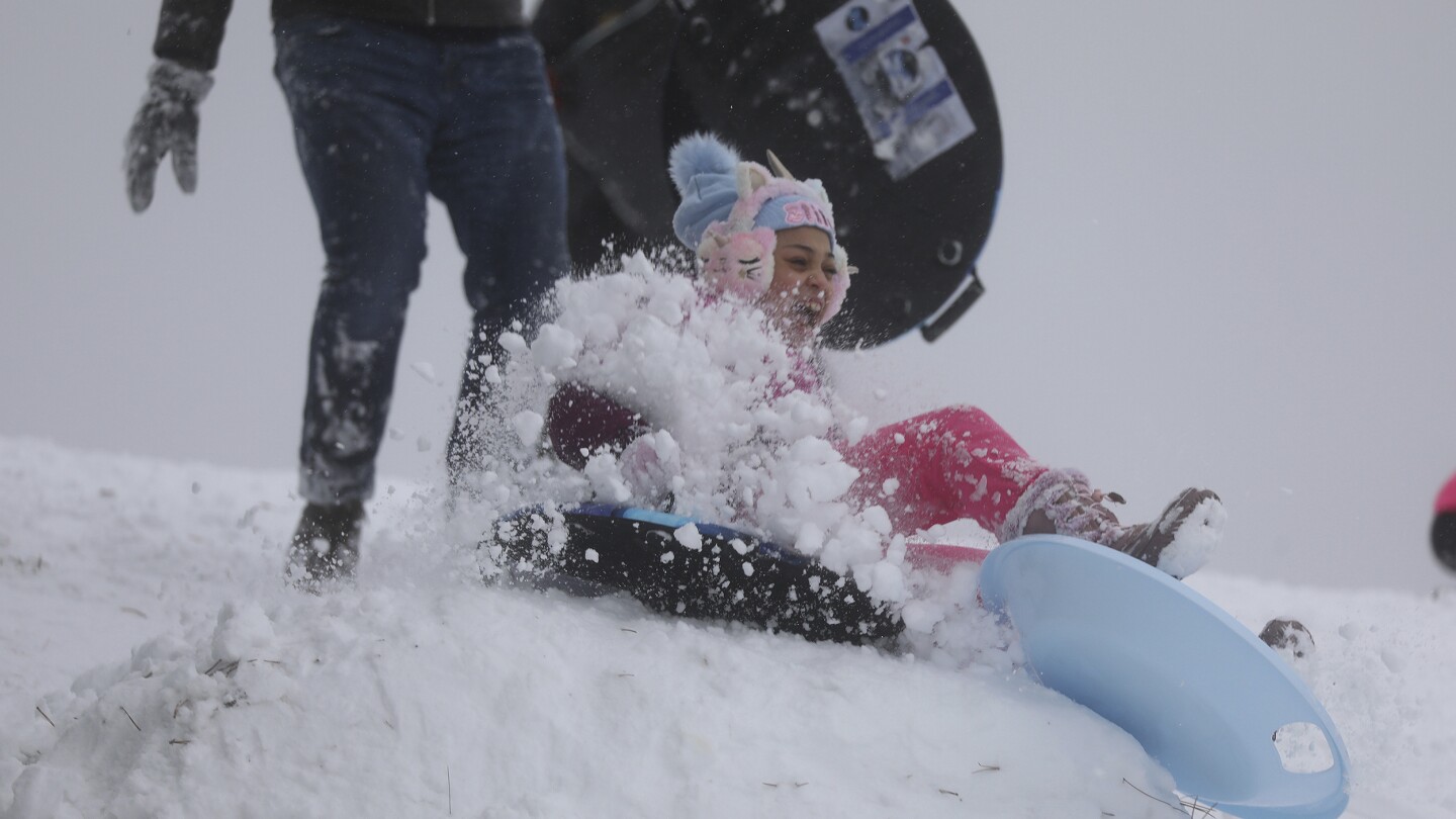 A strong winter storm bears down on a large swath of the US midsection | AP News