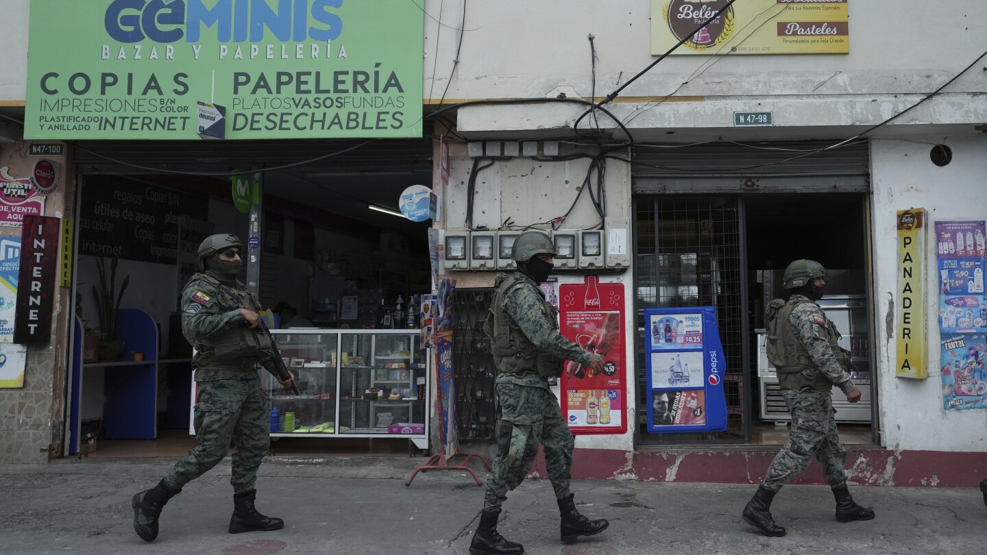 A new wave of violence sweeps across Ecuador after a gang leader’s apparent escape from prison | AP News