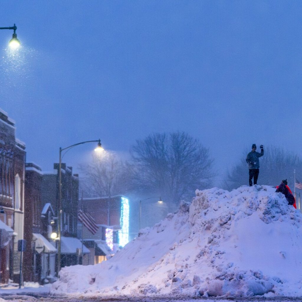 Record-breaking cold threatens to complicate Iowa’s leadoff caucuses as snowy weather cancels events | AP News