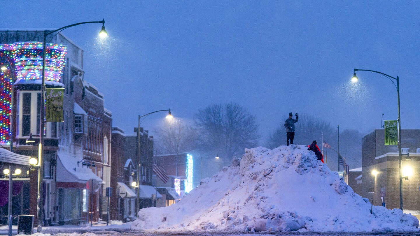 Record-breaking cold threatens to complicate Iowa’s leadoff caucuses as snowy weather cancels events | AP News