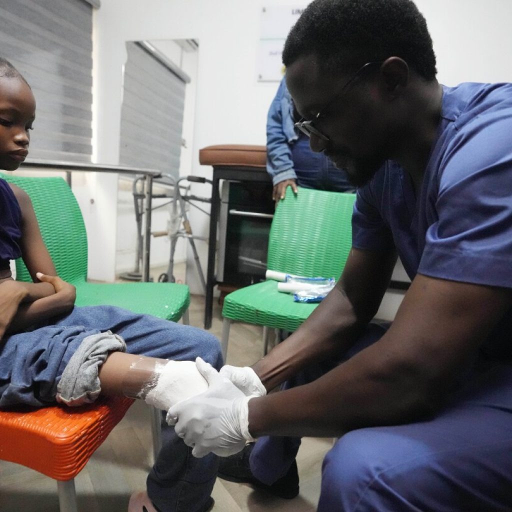 Nigerian group provides hundreds of prosthetic limbs to amputee children thanks to crowdfunding | AP News