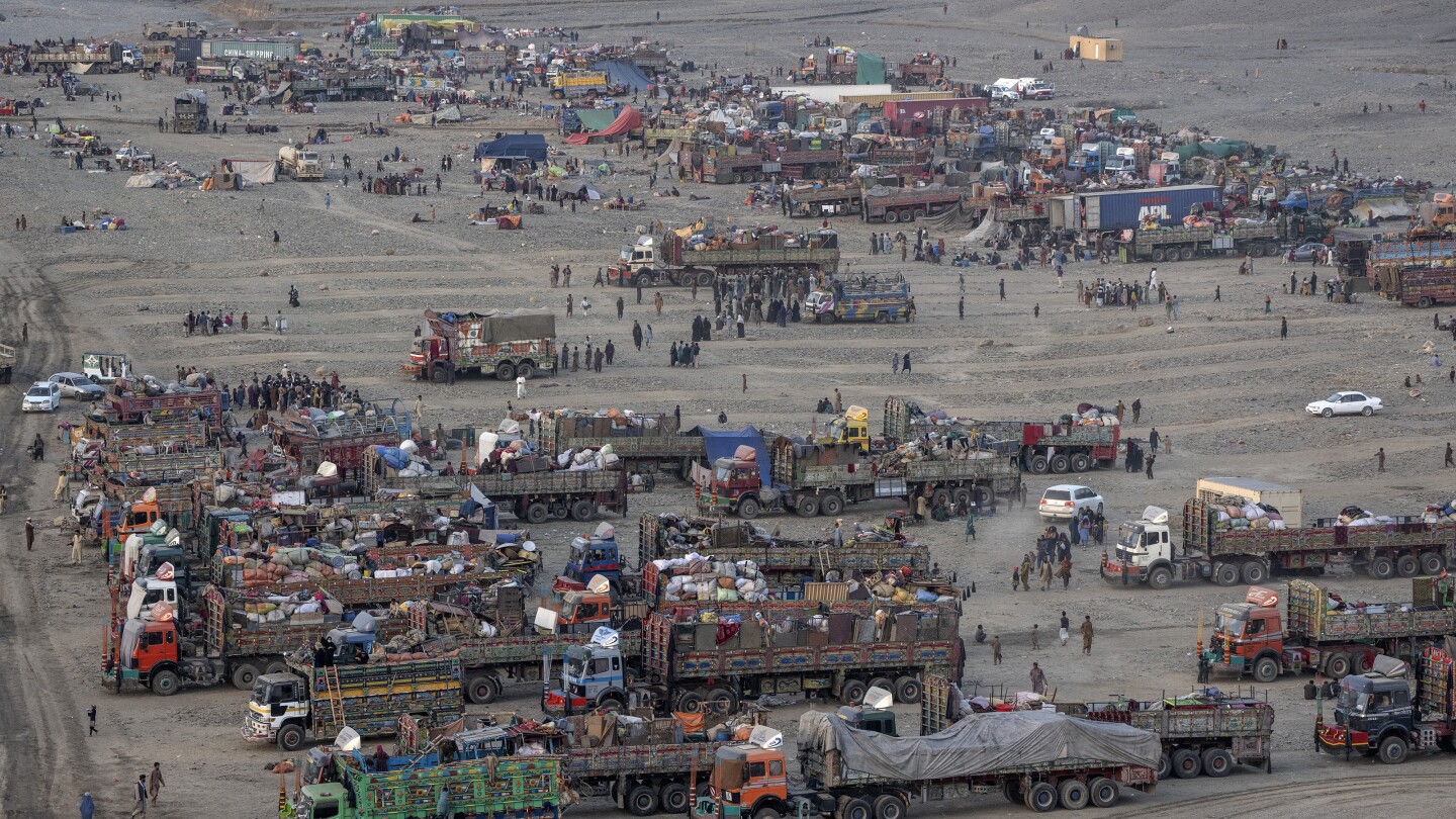 Pakistan effectively shuts the key crossing into Afghanistan to truck drivers | AP News