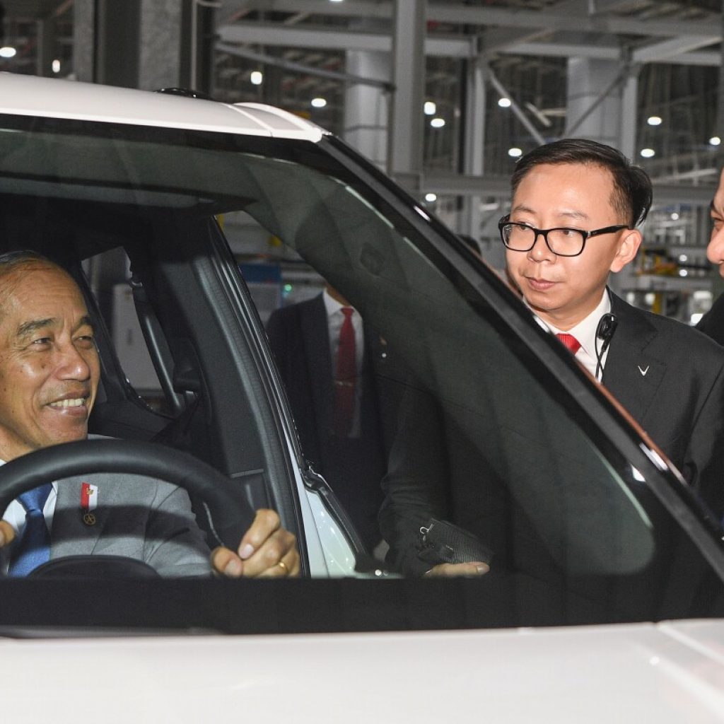 Indonesia’s president visits Vietnam’s EV maker Vinfast and says conditions ready for a car plant | AP News