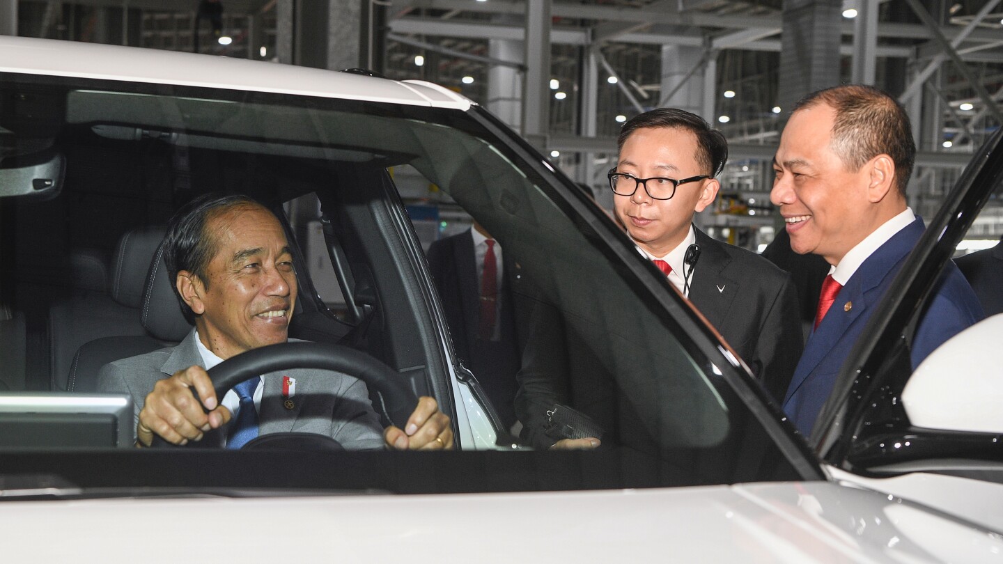 Indonesia’s president visits Vietnam’s EV maker Vinfast and says conditions ready for a car plant | AP News