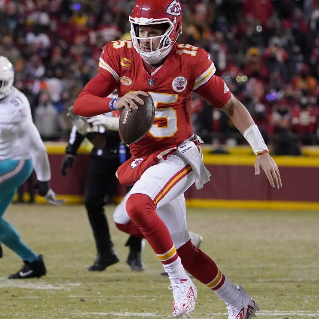 Chiefs’ Patrick Mahomes has helmet shattered during playoff game vs. Miami | AP News