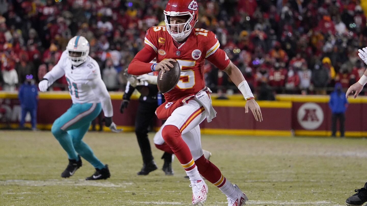 Chiefs’ Patrick Mahomes has helmet shattered during playoff game vs. Miami | AP News