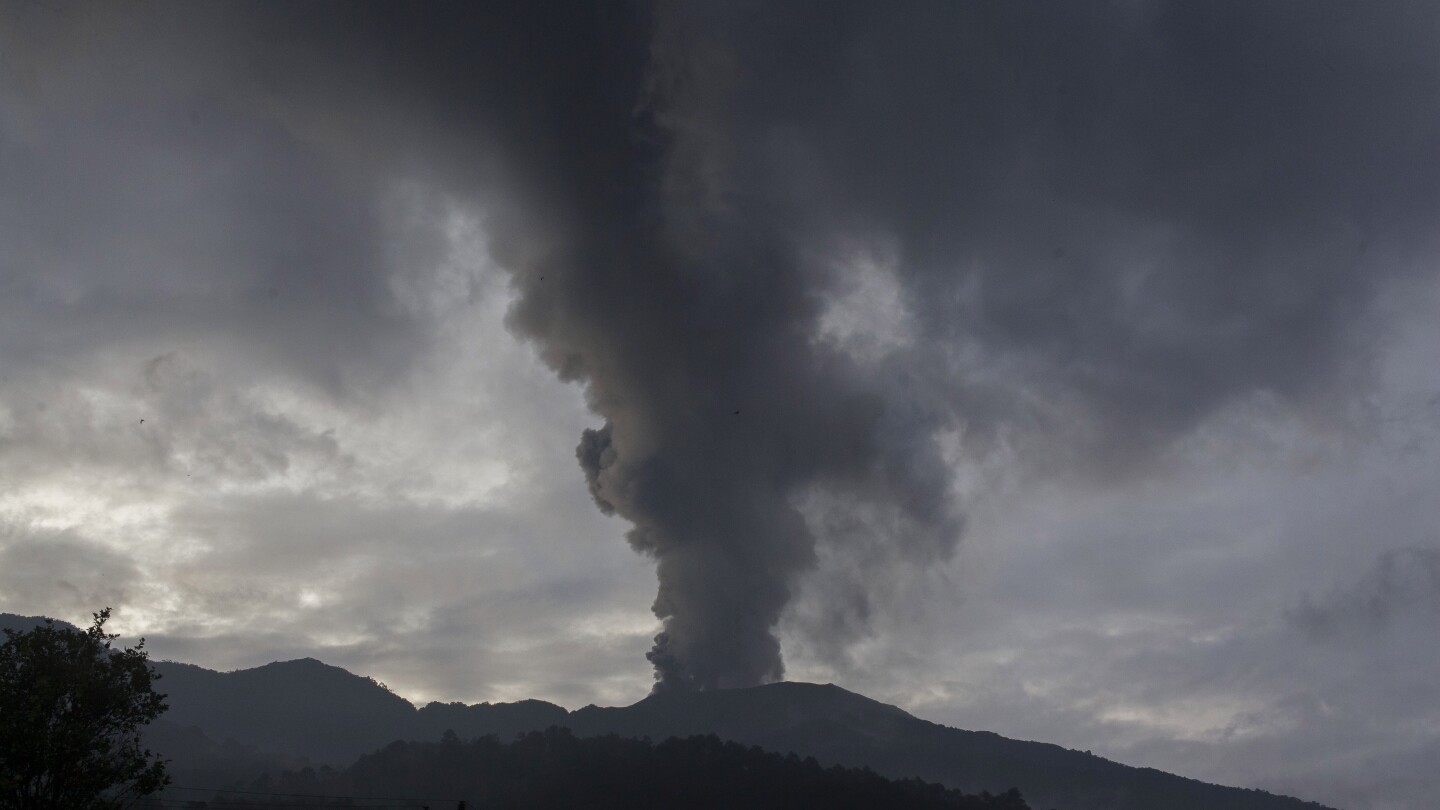 Indonesia evacuates about 6,500 people on the island of Flores after a volcano spews clouds of ash | AP News