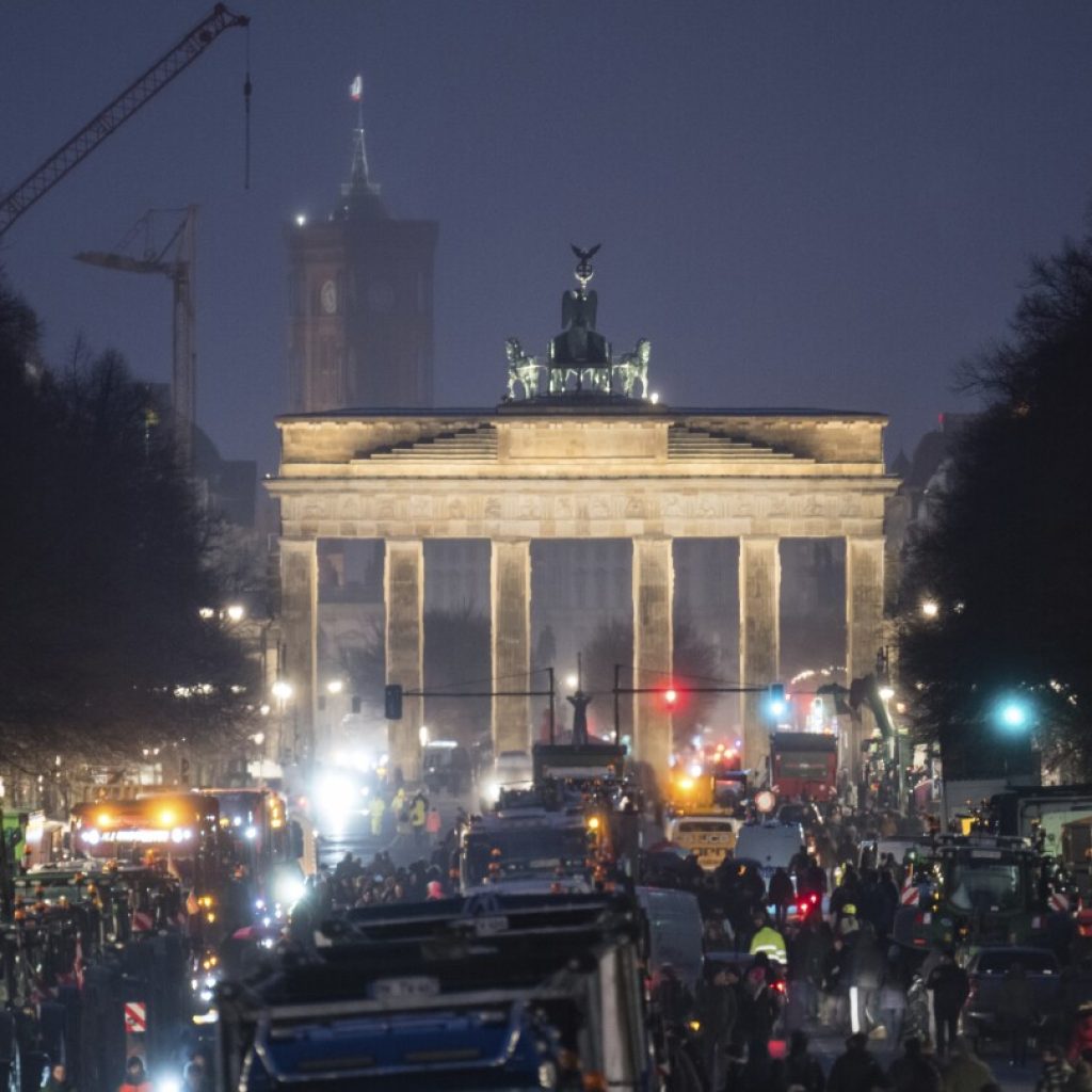 Columns of tractors gather in Berlin for the climax of a week of protests by farmers | AP News