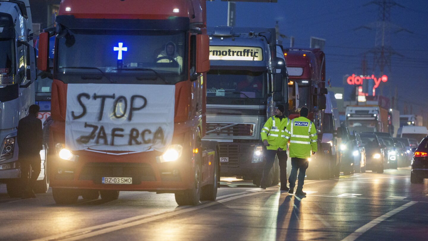 Romanian truck drivers and farmers protest as talks with the government fail to reach an agreement | AP News