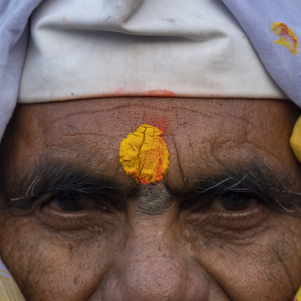 Indian pilgrims throng Nepal’s most revered Hindu temple, Pashupatinath | AP News