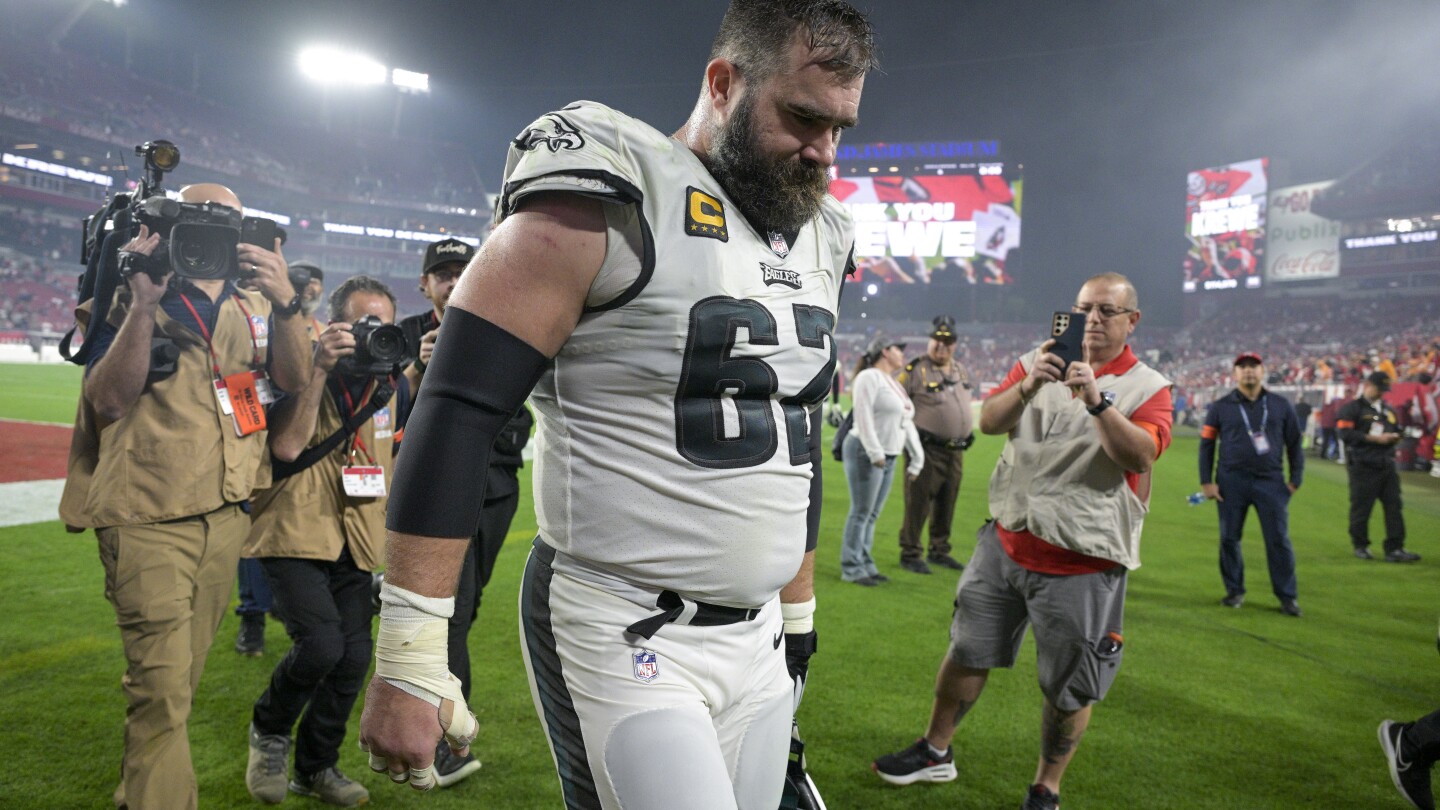 Eagles’ Jason Kelce tells teammates he’s retiring, sources say | AP News