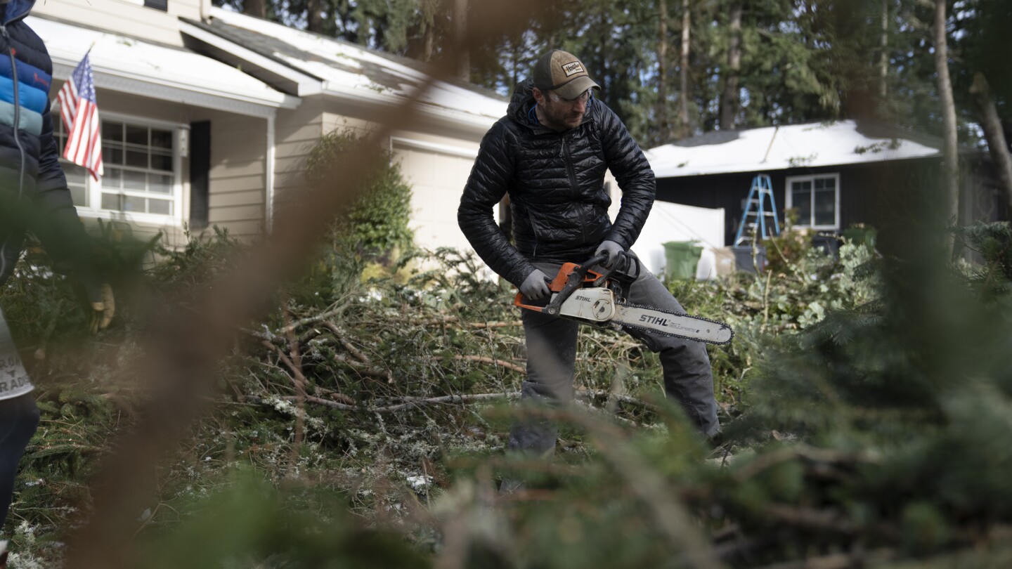 The Pacific Northwest braces for a new round of ice and freezing rain after deadly weekend storm | AP News