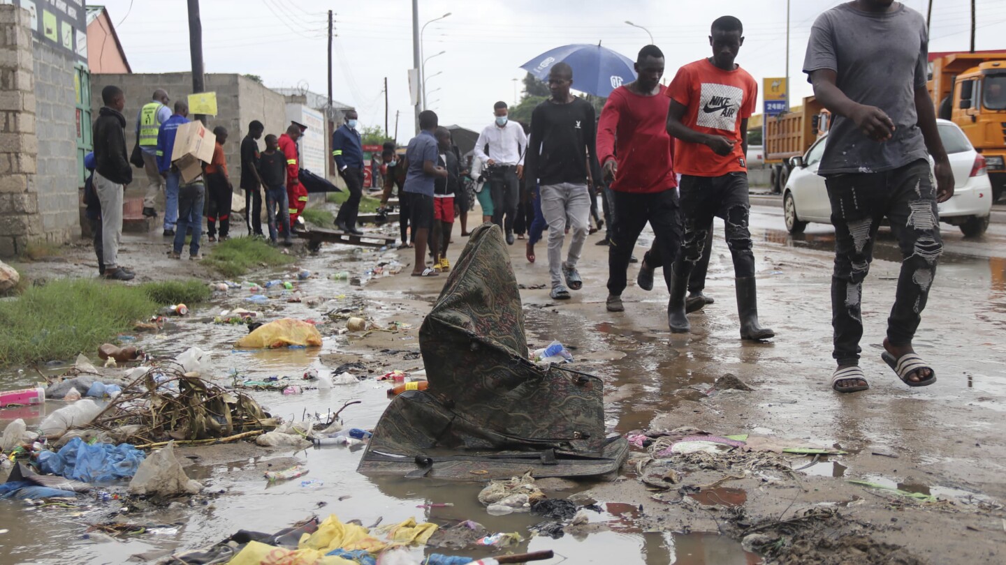 Zambia reels from a cholera outbreak with more than 400 dead and 10,000 cases. All schools are shut | AP News