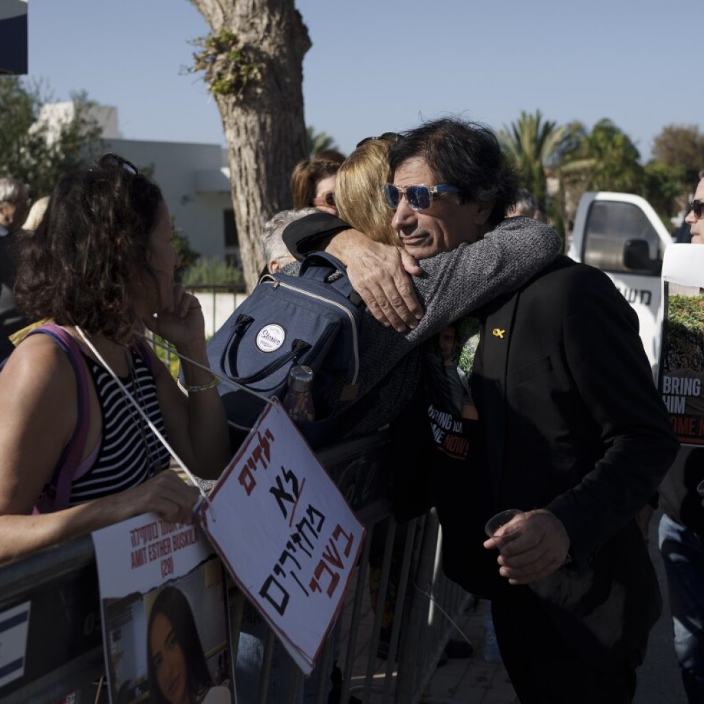 Israel-Hamas war: Hostage families protest outside Netanyahu’s home | AP News